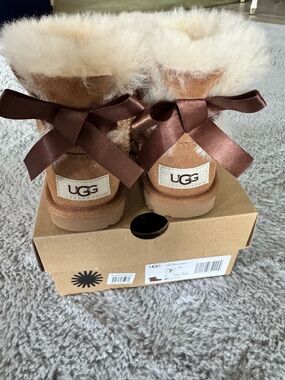 UGG Kids Classic Bow Bailey Boot - Chestnut size 7